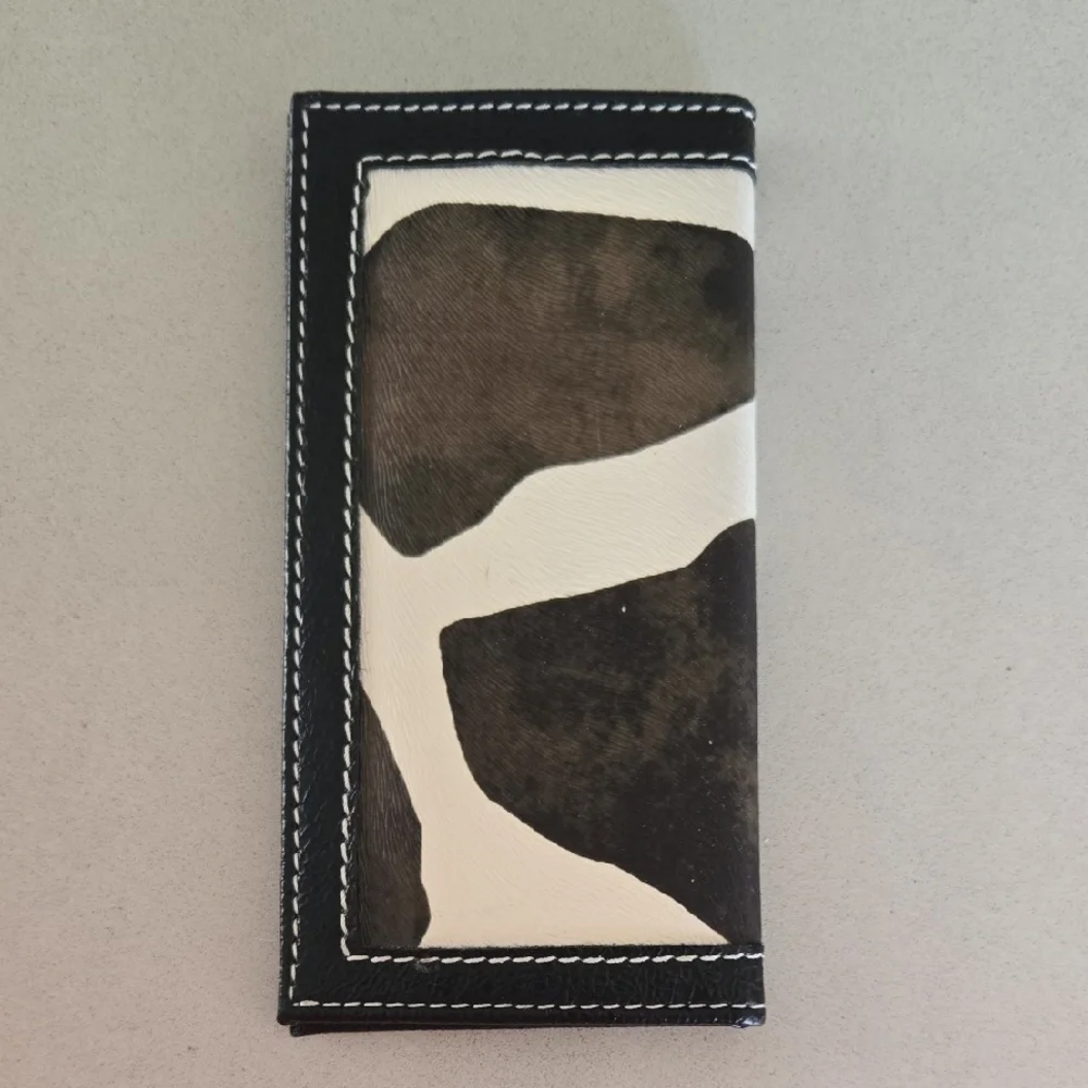 NWOT Stylish Giraffe Pattern Checkbook Cover - Picture 2 of 3